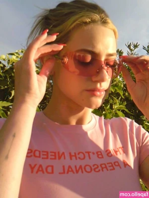 Lili Reinhart [ lili-reinhart ] - Hey there 🥰