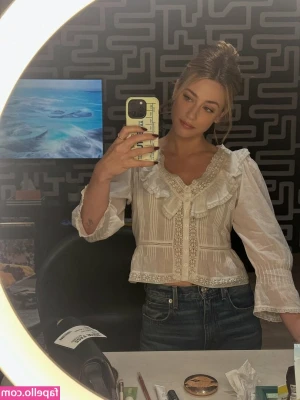 Lili Reinhart [ lili-reinhart ] - Yummy toes and tasty soles!🧡