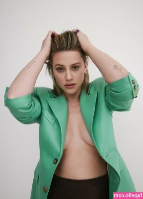 Lili Reinhart [ lili-reinhart ] - Esta semana bailecito con lenceria nueva