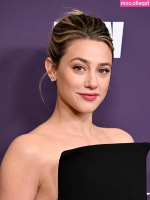 Lili Reinhart [ lili-reinhart ] - Open your mouth and say Ahhh..! 😻😻💦💦 get in my DM‘s now