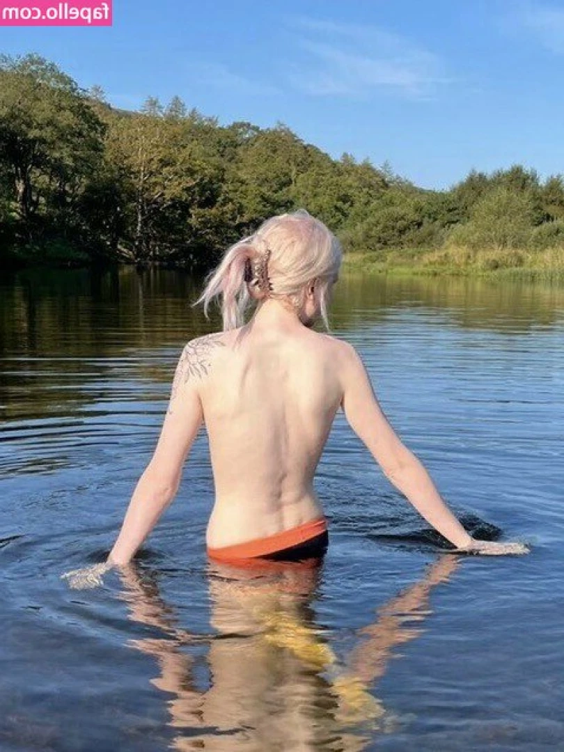 Faye Mikah [ faye-mikah-1 ] - Kijk naar mijn geile kont en kut!