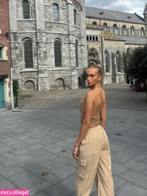 Lucie Gaumont [ lucie-gaumont ] - I'm on my knees and I took off my pants, for you😇🍑 Will you
