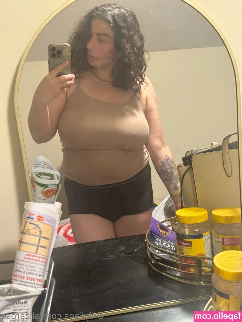 Aliza Rose [ aliza-rose ] - Public bathroom selfie 🤫