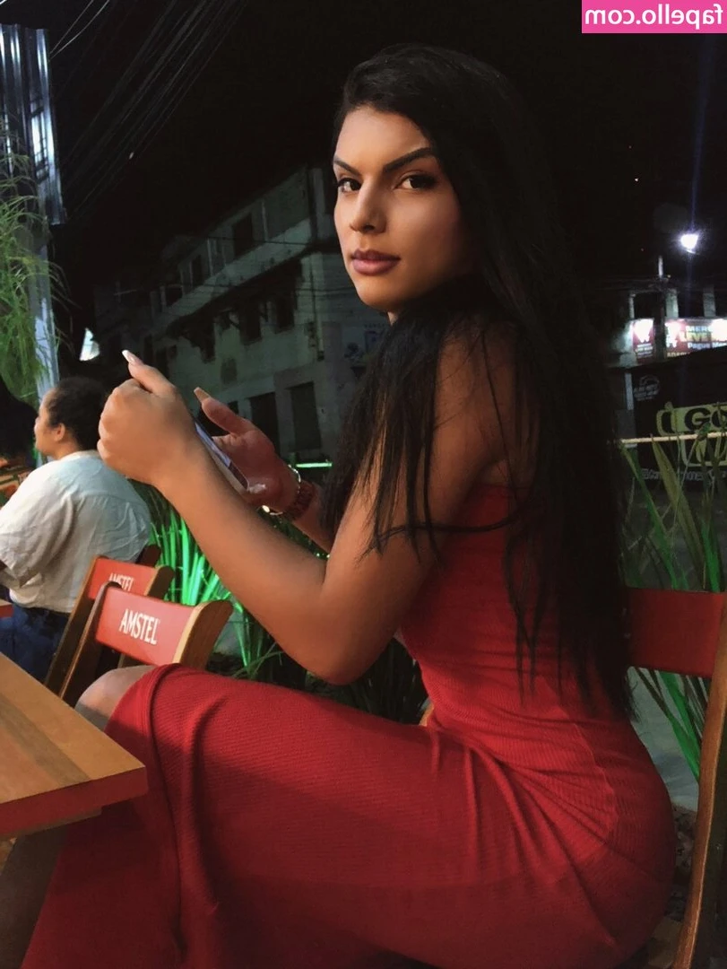 Sabrina Rodrigues [ sabrina-rodrigues ] - My skirt is a little stuck