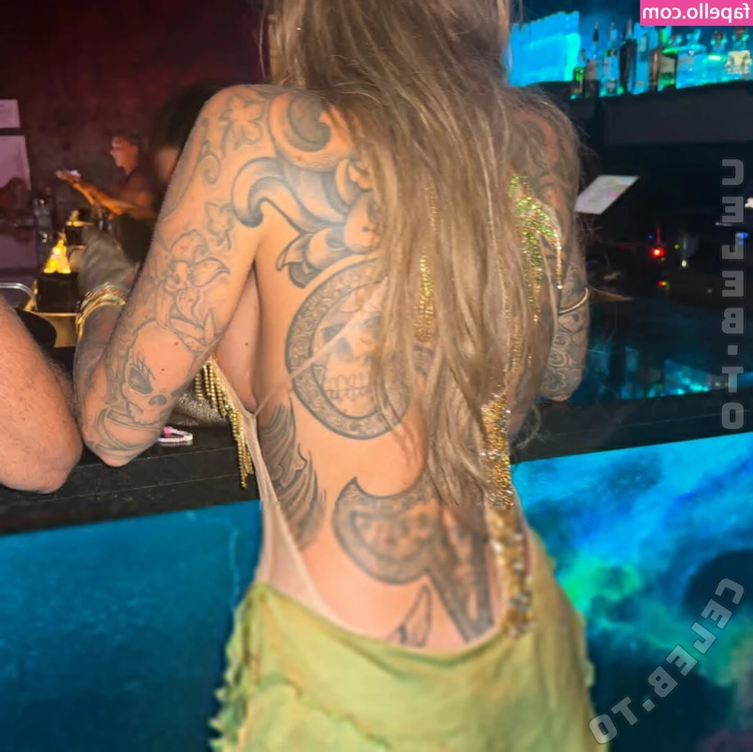 Jenni Sintjakov [ jenni-sintjakov ] - Check your messages if you're horny and you know it!