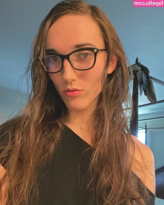 Kitty Kimz [ kitty-kimz ] - You ever want to see me slowly play with my huge boobies? Make them
