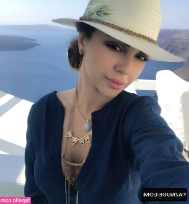 myriamfares - perfect curves for grabbing 💜