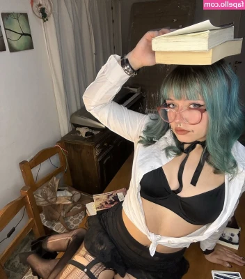 Gothymia - some thigh highs and shiny things for you tonight! I've been con