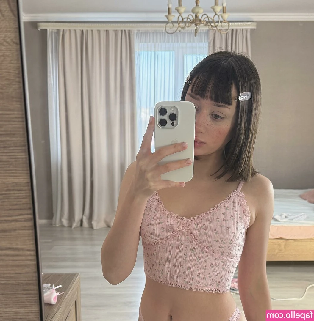 BananaLizzy - Horny day again x Daphne