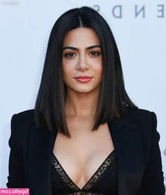 Emeraude Toubia [ emeraude-toubia ] - Watch my BRAND NEW scene in your DMs and tell me what you think