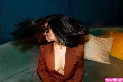 Emeraude Toubia [ emeraude-toubia ] - I think you know my love to the sunlight. Cannot fail to take a pic