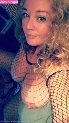 dutchcurvesinheels - Good morning, more nude pics by the stairway!