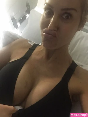 Amanda Goff [ amanda-goff ] - Gummy worms and dicks are my favorite treats 👅 what’s yours?