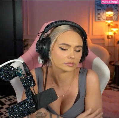 Talia Mar [ talia-mar ] - Are my big tits giving you a boner?