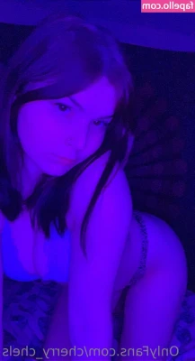 Cherry_chels [ cherry-chels ] - boobs and bum