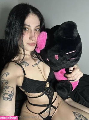 Ravnkitty - FULL VIDEO - Kick back and watch the game while Daddy takes care of