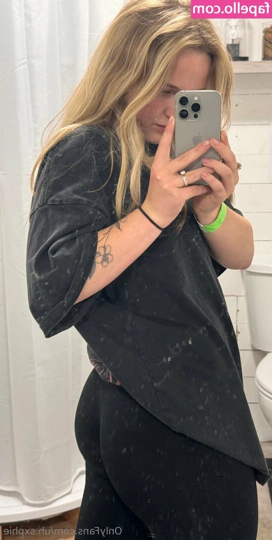 uh.sxphie [ uh-sxphie ] - Opening up my calendar for customs! Got a wild idea you’d like to