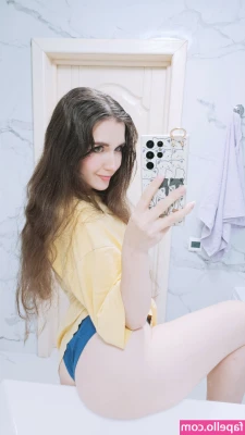 KittyKlaw ASMR [ kittyklaw-asmr ] - I look so big here 😍 I love trying to grab my fupa around all of