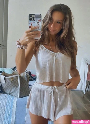 Taylor Alesia [ taylor-alesia ] - You don t even clear my massive shoulders  twerps