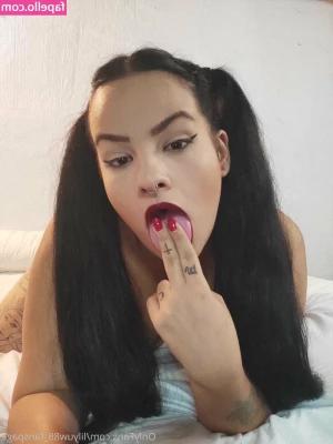 ts_lilyuw88 [ ts-lilyuw88 ] - Tell me if my Dick is sexy