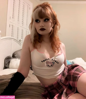 Juliephillia - I get on my knees and start covering your body with gentle kisses😏