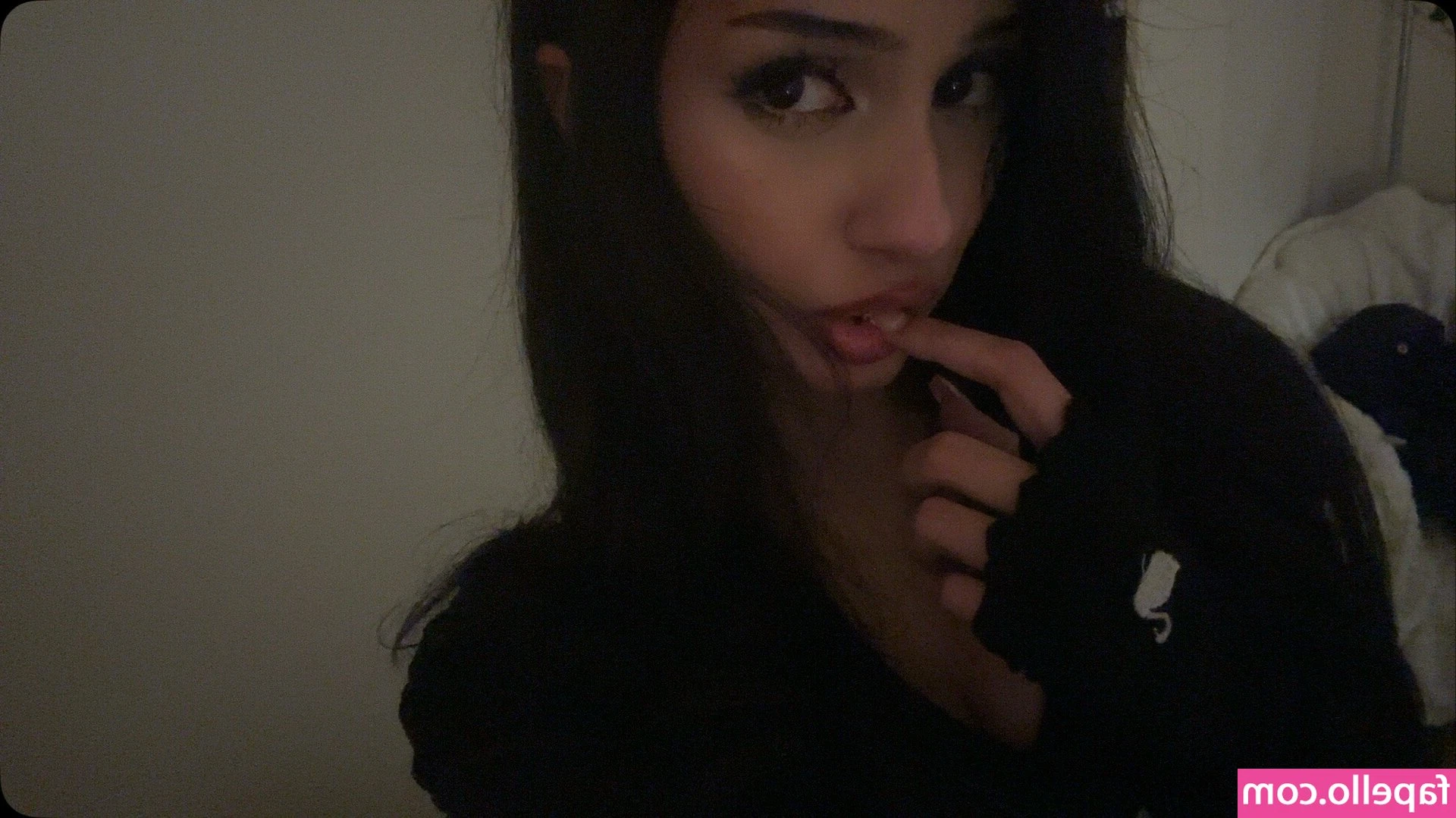 6ickgirl - Freshly showered...  Message me if you want a video 🖤