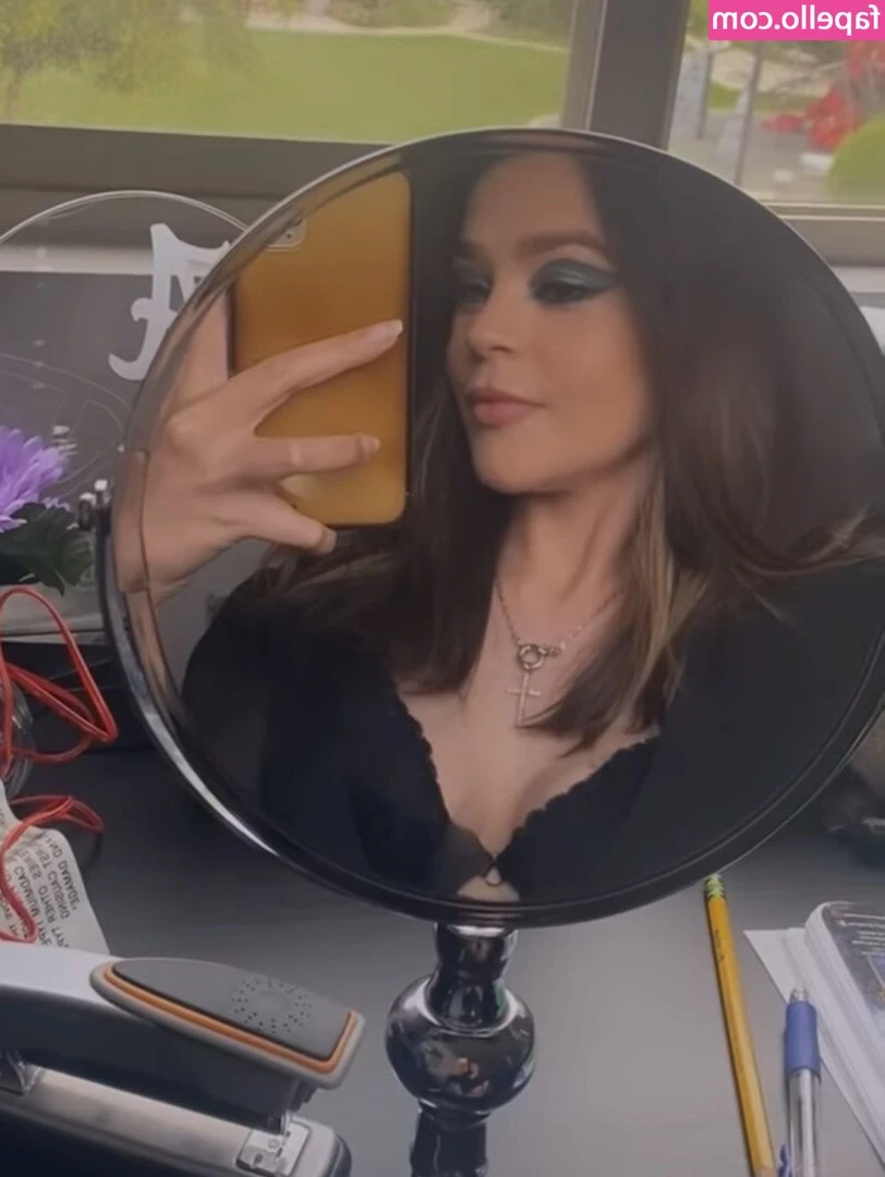 Thiessa Thiessita [ thiessa-thiessita ] - I wanna be your reason to masturbate 😋