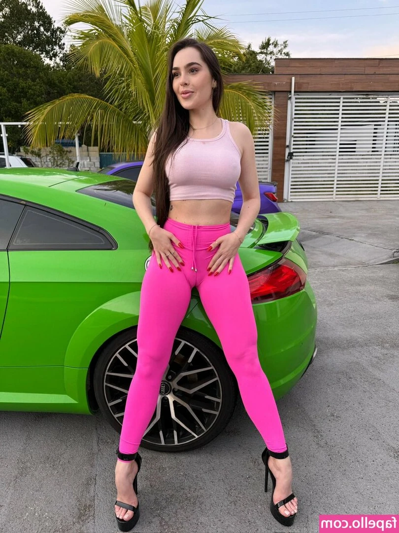 Ketlin Grois [ ketlin-grois ] - Love the view from behind babe? 😈🥵🍑