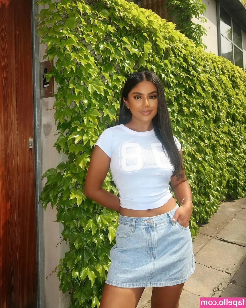 Shaniya Nisha | @shaniya_nisha [ shaniya-nisha-shaniya-nisha ] - Stripes or no stripes? 😏