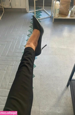 sweet_giorgia [ sweet-giorgia ] - NVM. No live. Onlyfans is being a cock block -__- but i am going on