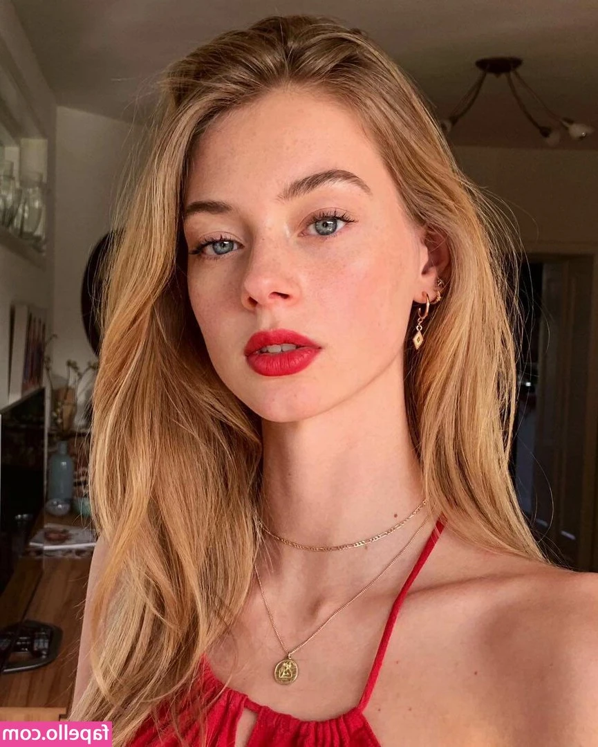 Lauren De Graaf [ lauren-de-graaf ] - Holiday greetings from the girls 🍒 💋