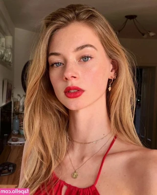 Lauren De Graaf [ lauren-de-graaf ] - Holiday greetings from the girls 🍒 💋