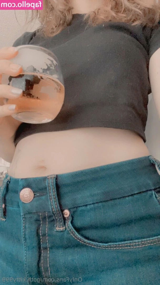 goth.kitty999 [ goth-kitty999 ] - need to trim her