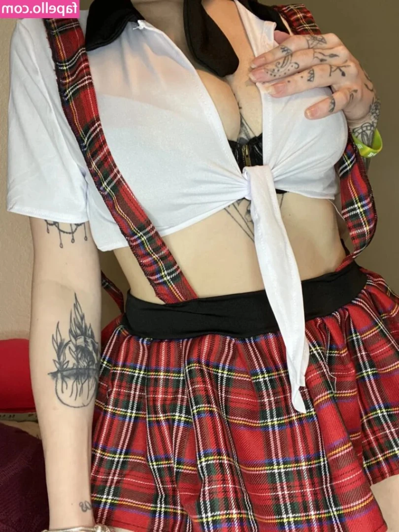 Layla_Xo [ layla-xo ] - “Bliss” is serving at My feet.