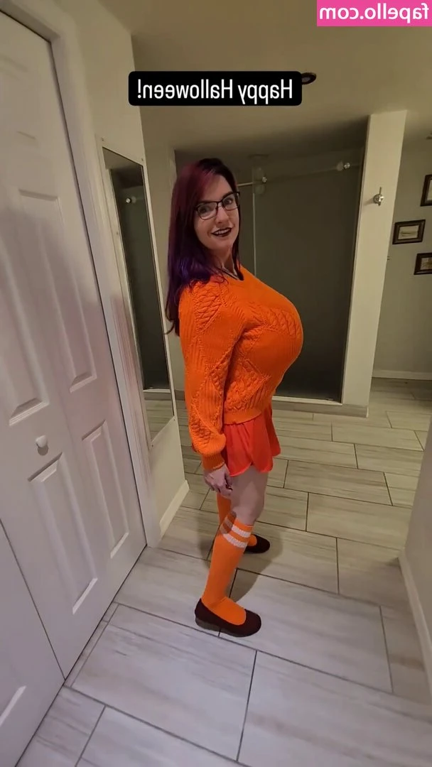 Heidi Corinne [ heidi-corinne ] - Changing into my first costume! Happy Saturday 😘😘😘