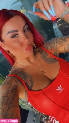 Kate Merlan [ kate-merlan ] - Squishing with both boobs fully visible in the last two pics - they