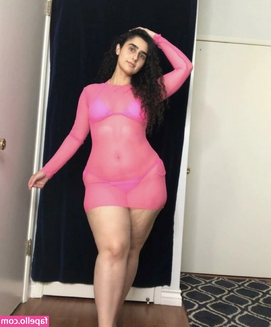 annastayzia - This size small shirt took FOR EVER to squeeze my boobs into 😅 but