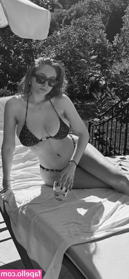 Elif Nesil Eliffnesil [ elif-nesil-eliffnesil ] - Boobies 🥰 Which is your favourite pic: 1 or 2?