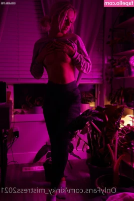 kinky_mistress2021 [ kinky-mistress2021 ] - Its hot out today