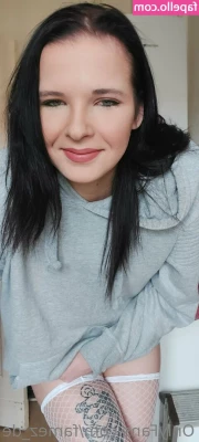 famez_de [ famez-de ] - Shaved and got my pussy squeaky clean for you 😏
