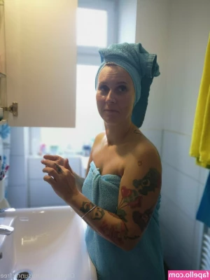 famez_de [ famez-de ] - I m very horny right now  take advantage baby