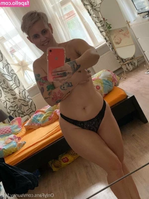 famez_de [ famez-de ] - feliz viernes   me regala un poquito de lechita    te voy a dejar mi
