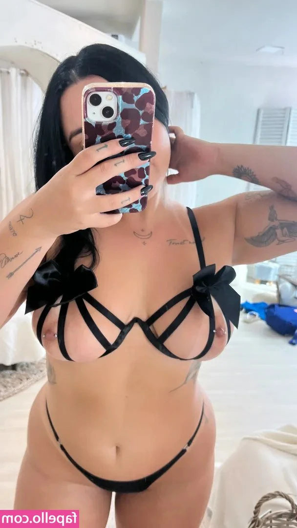 Leticia Giacomin [ leticia-giacomin ] - Morning.😌 I'm off to breakfast 🥑at a nice place and then on to