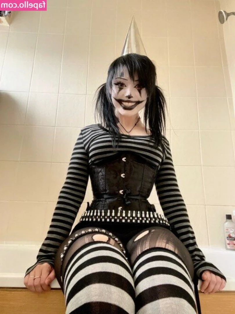 xoreniiiiii - Hot sexting at work 🤤 would you like to try one day? 🤤💦