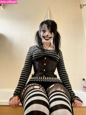 xoreniiiiii - Hot sexting at work 🤤 would you like to try one day? 🤤💦
