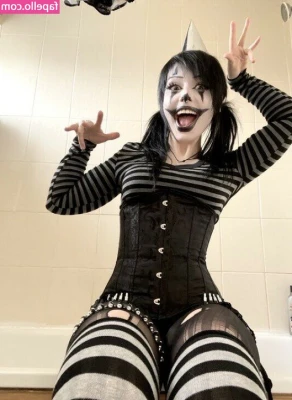 xoreniiiiii - Both the first and second photos are naked photos of the real face