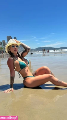 Lize Mitkus [ lize-mitkus ] - Don’t you hate it when something gets in the way. Happy Hump Day!