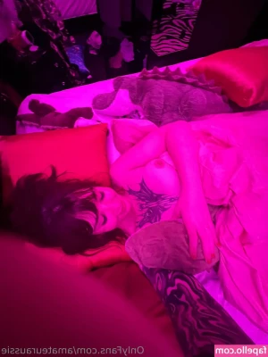 amateuraussie [ amateuraussie-2 ] - It's #lucymuseminutenews and #nakedwinterwarmer63