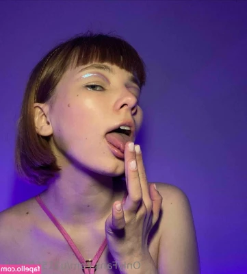 eva.foxxxy [ eva-foxxxy ] - Custom: Oil Striptease [9:25] - I slowly strip down while teasing my