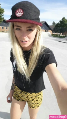 Stefani Nurding [ stefani-nurding ] - Happy Sunday Bumday 🍑 Who's gonna come lick up my creamy pussy??